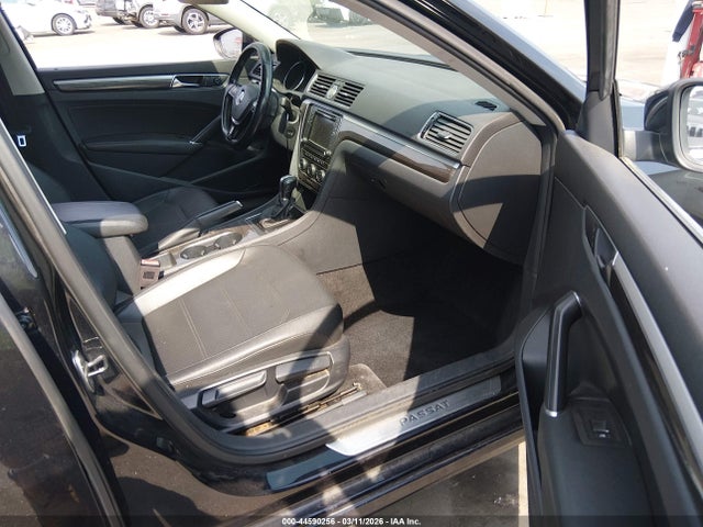 2017 VOLKSWAGEN PASSAT 1VWGT7A36HC054143 Photo 4