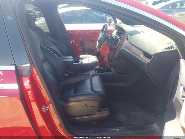 44590799 :رقم المزاد ، 5YJXCBE23LF303033 vin ، 2020 Tesla Model X مزاد بيع