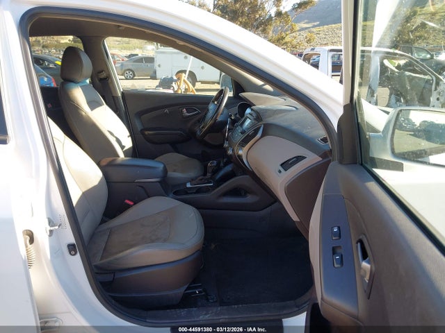 KM8JU3AG5FU054218 Hyundai TUCSON SE