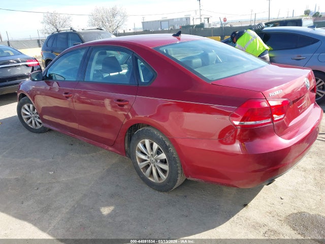 1VWAT7A34FC033696 Volkswagen Passat 1.8t Wolfsburg Edition