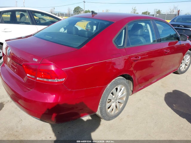 1VWAT7A34FC033696 Volkswagen Passat 1.8t Wolfsburg Edition