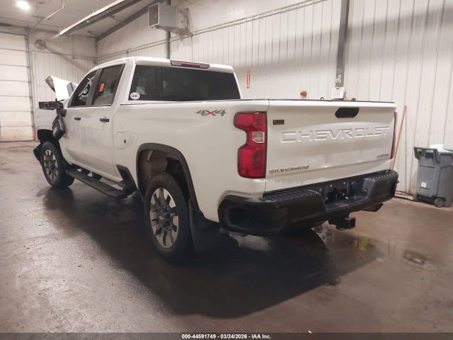 44591749 :رقم المزاد ، 1GC4YME7XNF105348 vin ، 2022 Chevrolet Silverado 2500hd 4wd  Standard Bed Custom مزاد بيع