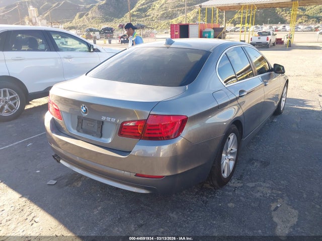 2011 BMW 528I WBAFR1C59BC749259 Photo 3