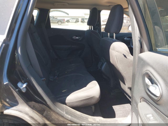 1C4PJLCS9GW177003 Jeep Cherokee Latitude