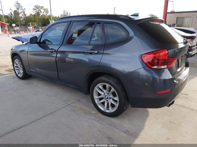 2015 BMW X1 WBAVL1C57FVY25410 Photo 2