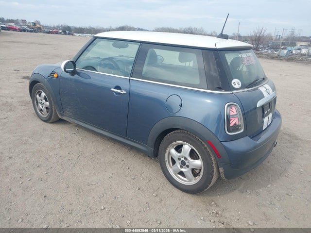 2011 MINI COOPER WMWSU3C52BT251946 Photo 2