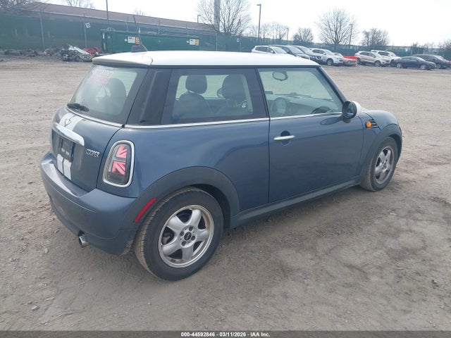 2011 MINI COOPER WMWSU3C52BT251946 Photo 3