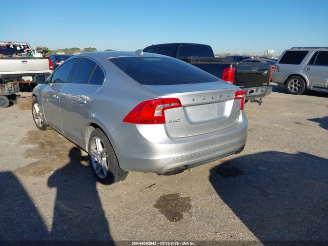 2015 VOLVO S60 YV126MFK3F1342496 Photo 2