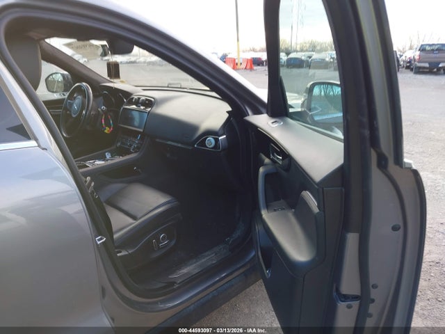 2020 JAGUAR F-PACE SADCJ2FX5LA621344 Photo 4