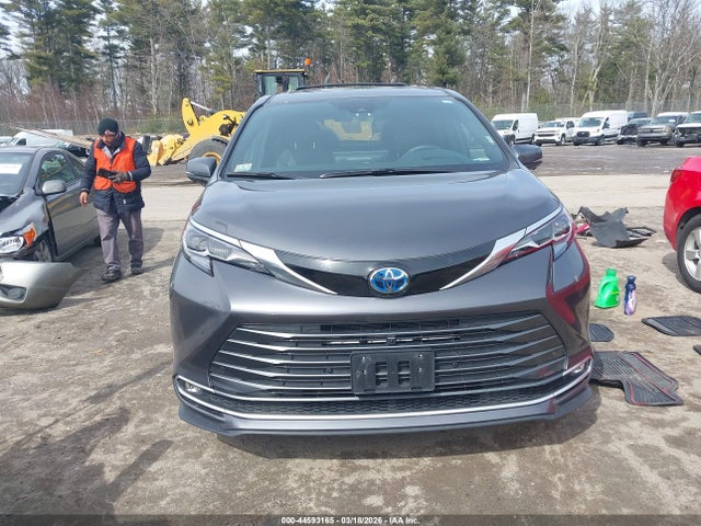 Toyota Sienna Platinum 2025 5TDESKFC3SS163688 Image 13