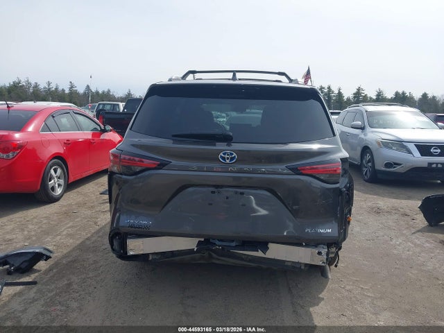 Toyota Sienna Platinum 2025 5TDESKFC3SS163688 Image 17