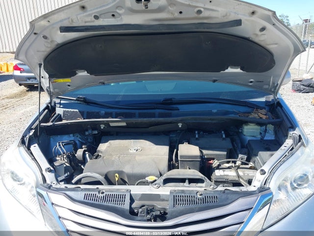 5TDYK3DC1FS678796 Toyota Sienna Xle Premium 8 Passenger