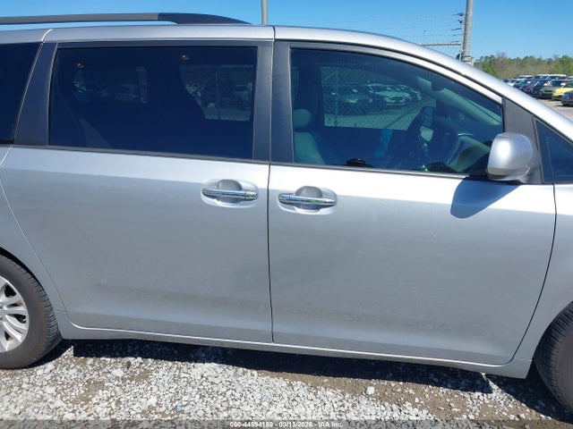 5TDYK3DC1FS678796 Toyota Sienna Xle Premium 8 Passenger