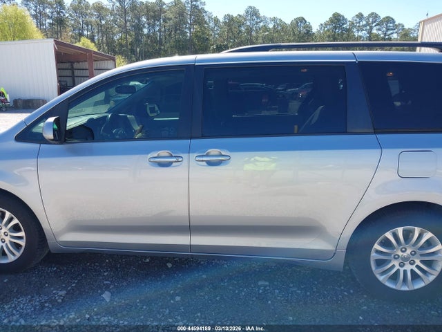 5TDYK3DC1FS678796 Toyota Sienna Xle Premium 8 Passenger
