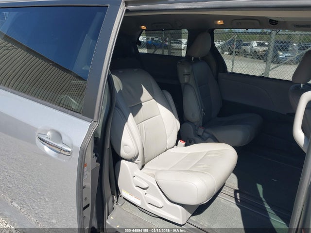 5TDYK3DC1FS678796 Toyota Sienna Xle Premium 8 Passenger