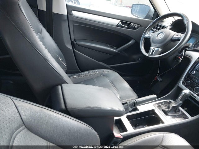 2012 Volkswagen Passat 2.5l Se მანქანა იყიდება აუქციონზე, vin: 1VWBP7A31CC109945, აუქციონის ნომერი: 44594742