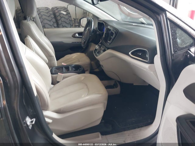Продаж на аукціоні авто 2017 Chrysler Pacifica Touring-l, vin: 2C4RC1BG3HR763503, номер лоту: 44595122