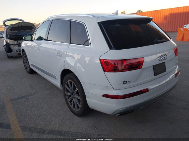 2017 AUDI Q7 WA1LAAF7XHD050570 Photo 2