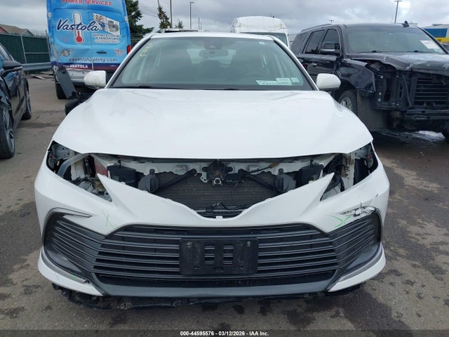 2022 Toyota Camry Le Hybrid მანქანა იყიდება აუქციონზე, vin: 4T1C31AK4NU590516, აუქციონის ნომერი: 44595576