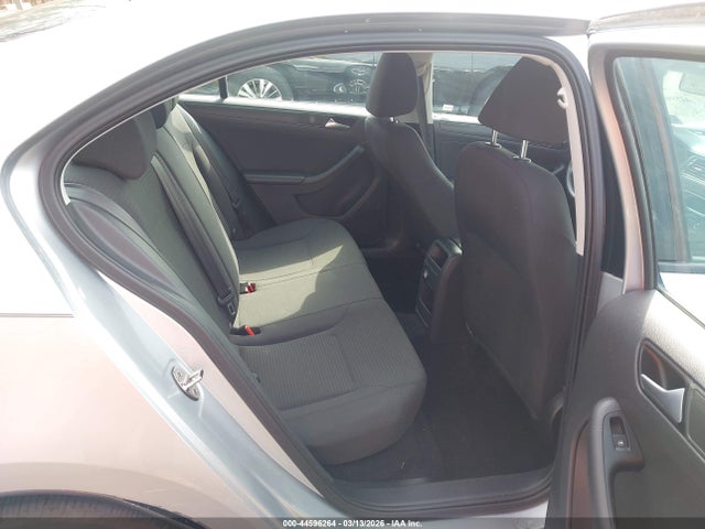 2015 Volkswagen Jetta 2.0l S მანქანა იყიდება აუქციონზე, vin: 3VW2K7AJ9FM242646, აუქციონის ნომერი: 44596264