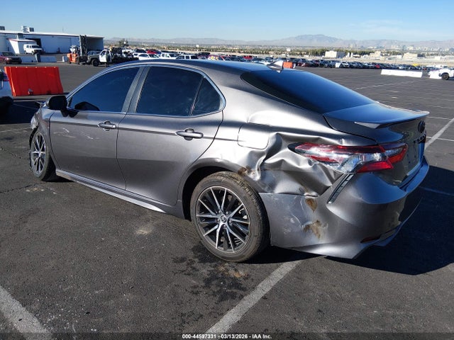 44597331 :رقم المزاد ، 4T1G11AK1MU521997 vin ، 2021 Toyota Camry Se مزاد بيع