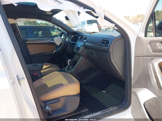 Продаж на аукціоні авто 2022 Volkswagen Tiguan 2.0t Se R-line Black, vin: 3VVCB7AXXNM136119, номер лоту: 44597550