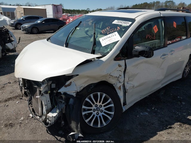 5TDYZ3DC7KS998999 Toyota Sienna Xle 8 Passenger