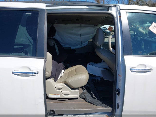 5TDYZ3DC7KS998999 Toyota Sienna Xle 8 Passenger