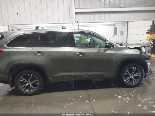 Toyota Highlander Le Plus 2018 5TDBZRFH3JS824492 Image 14