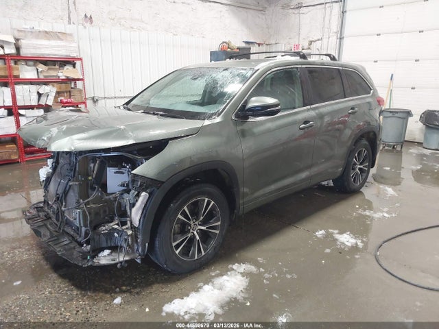 Toyota Highlander Le Plus 2018 5TDBZRFH3JS824492 Image 2