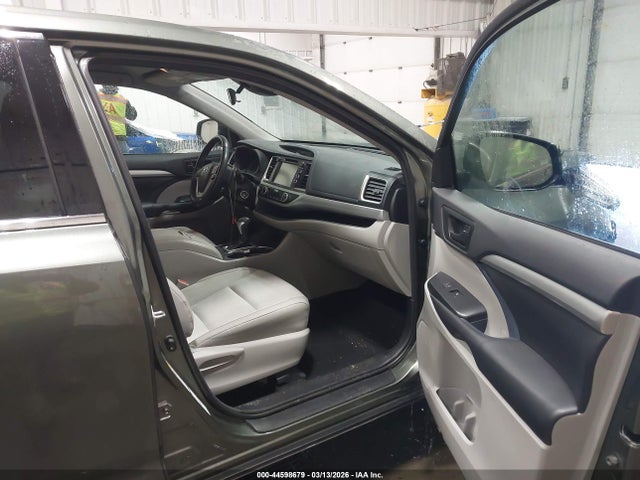 Toyota Highlander Le Plus 2018 5TDBZRFH3JS824492 Image 5