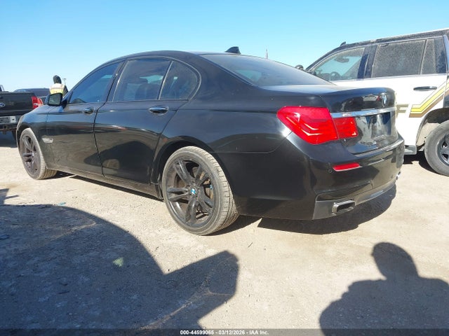 2011 BMW 750I WBAKA8C54BCY37215 Photo 2