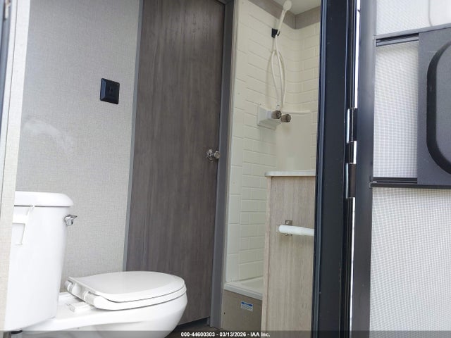 44600303 :رقم المزاد ، 5ZT2CAXB7PX027595 vin ، 2023 Coachmen Catalina مزاد بيع