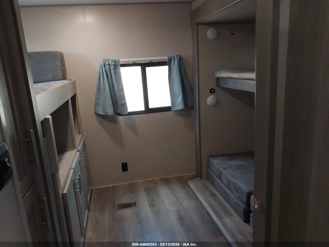 44600303 :رقم المزاد ، 5ZT2CAXB7PX027595 vin ، 2023 Coachmen Catalina مزاد بيع