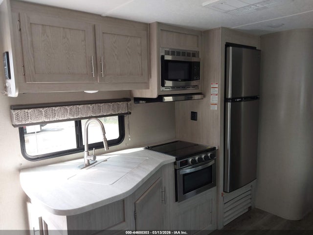 44600303 :رقم المزاد ، 5ZT2CAXB7PX027595 vin ، 2023 Coachmen Catalina مزاد بيع