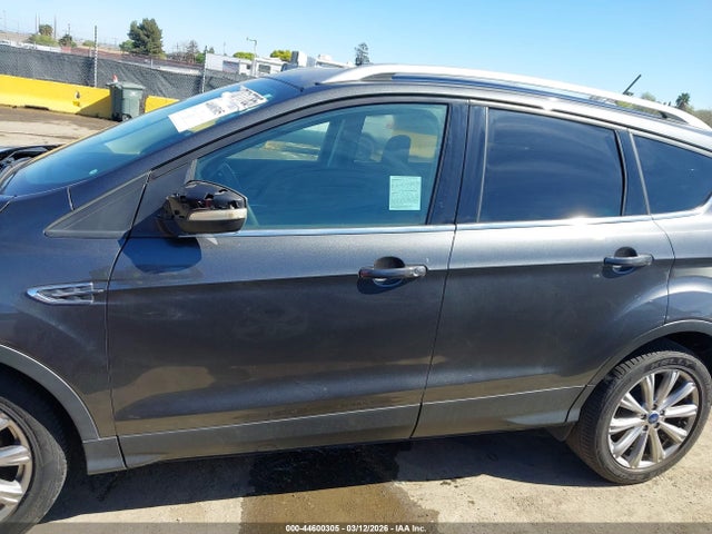 1FMCU0J97JUA42606 Ford Escape Titanium