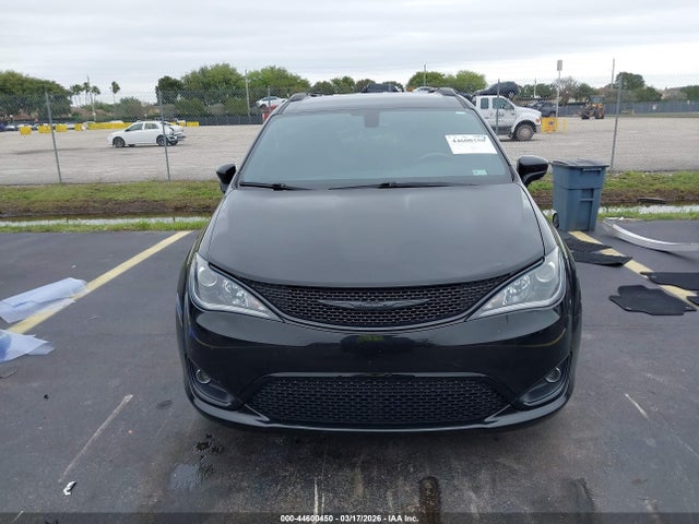 44600450 :رقم المزاد ، 2C4RC1EG5JR338592 vin ، 2018 Chrysler Pacifica Touring L Plus مزاد بيع