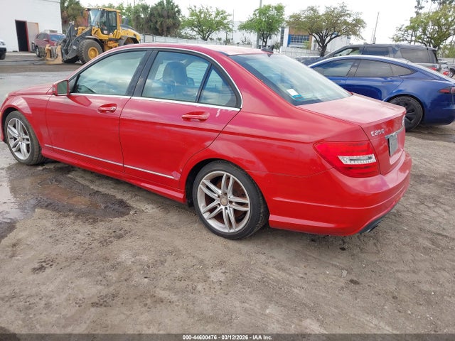 2014 MERCEDES-BENZ C 250 WDDGF4HB2EA932699 Photo 2