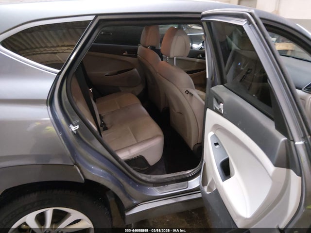 KM8J23A48JU673626 Hyundai TUCSON SE