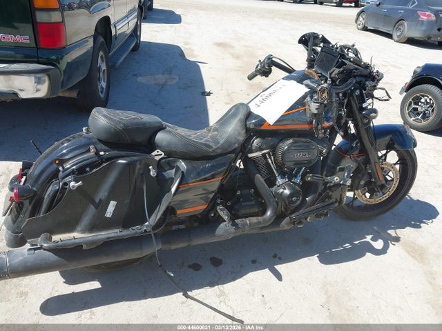 1HD1KRP13NB673215 Harley-Davidson FLHXS