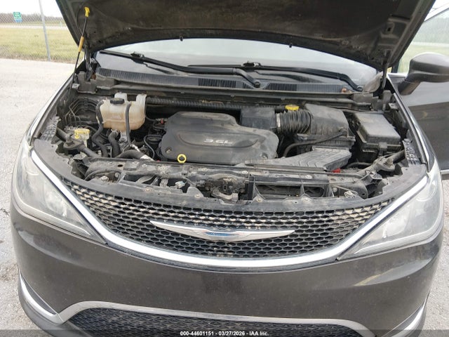44601151 :رقم المزاد ، 2C4RC1BGXHR642144 vin ، 2017 Chrysler Pacifica Touring-l مزاد بيع