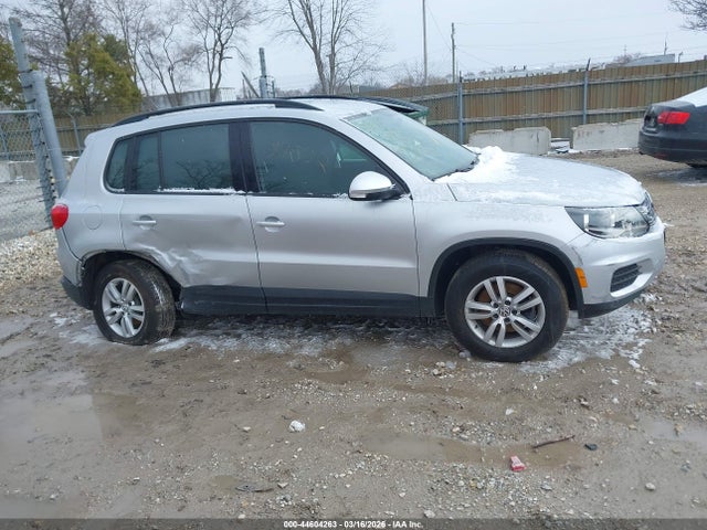 2015 Volkswagen Tiguan S მანქანა იყიდება აუქციონზე, vin: WVGAV7AX8FW611597, აუქციონის ნომერი: 44604263