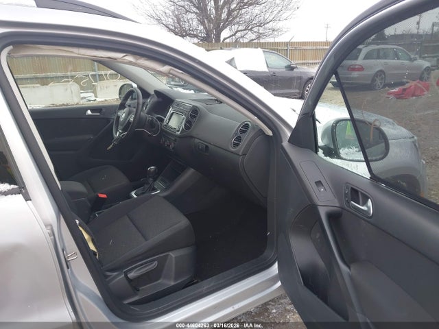 2015 Volkswagen Tiguan S მანქანა იყიდება აუქციონზე, vin: WVGAV7AX8FW611597, აუქციონის ნომერი: 44604263