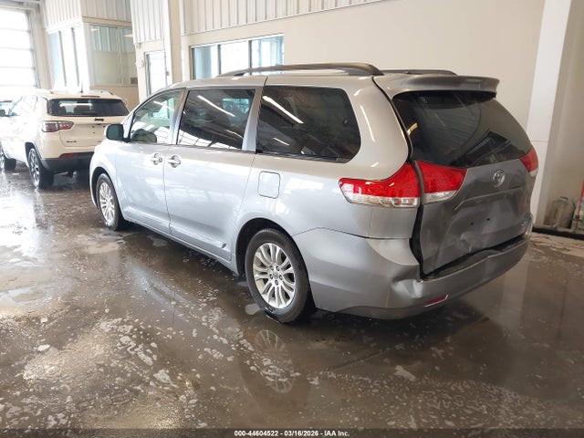 2012 TOYOTA SIENNA 5TDYK3DC1CS267068 Photo 2