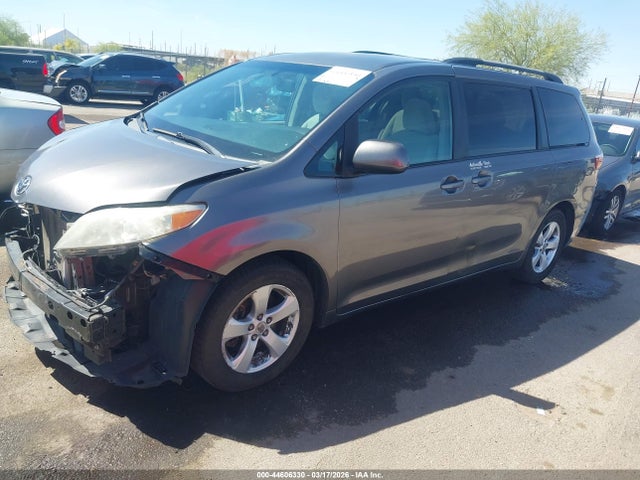 Toyota Sienna Le 7 Passenger 2017 5TDKZ3DC8HS874772 Image 2
