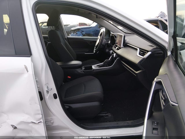 2T3F1RFV8RC446874 Toyota RAV4 LE