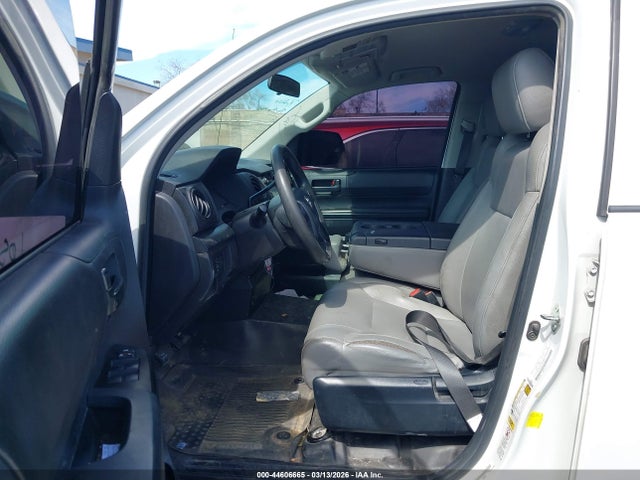 5TFTY5F18GX009226 Toyota Tundra Sr 5.7l V8