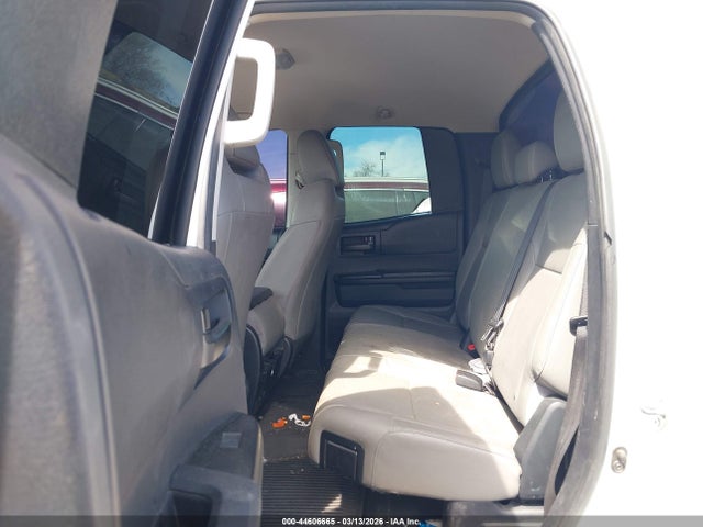 5TFTY5F18GX009226 Toyota Tundra Sr 5.7l V8