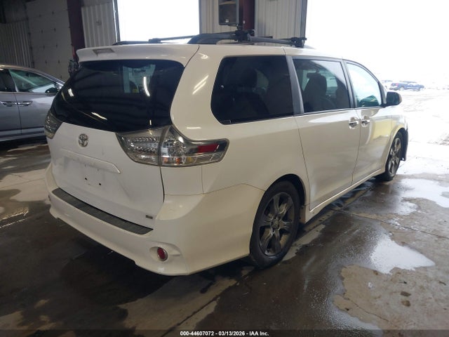 5TDXK3DC9FS557980 Toyota Sienna Se 8 Passenger
