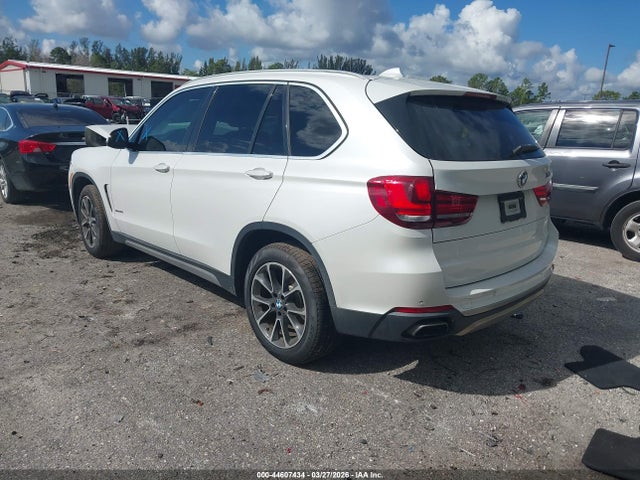 2018 BMW X5 5UXKR2C57J0Z17597 Photo 2